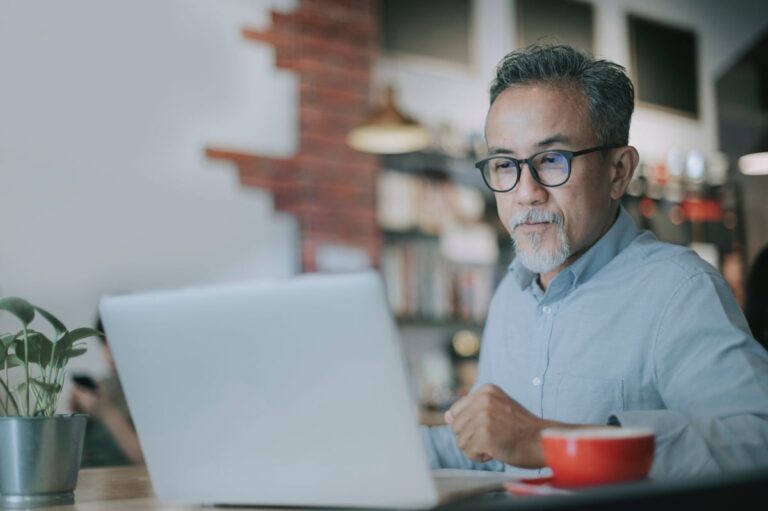 Older man sitting in coffee shop bOGm4m6