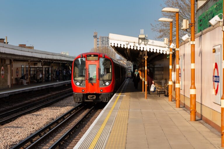 1730442860 tfl image tube train at latimer road station