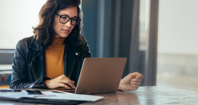 Woman on laptop K6Be3BQ