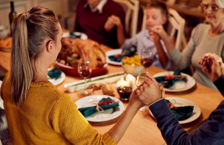 thanksgiving meal praying