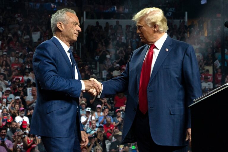robert f kennedy jr and donald trump shake hands on stage