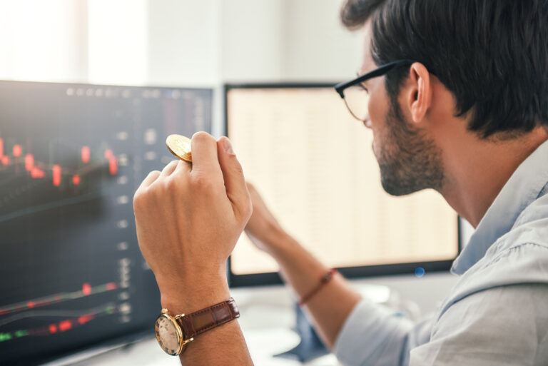 22 08 22 an investor looking at trends on a computer mf dload