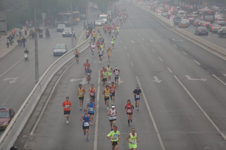 Marathon runners in smog