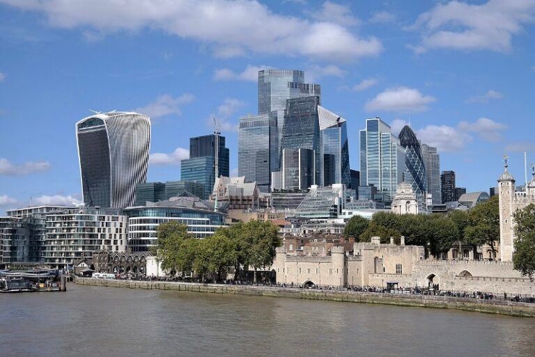 1743662929 london