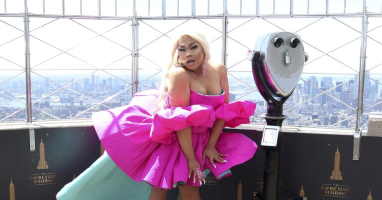 urlhttps3A2F2Fcalifornia times brightspot.s3.amazonaws.com2Fee2F582F925593c04741af913aceb7550fe72Frupauls drag race all stars 6 cast visit the empire state building 11399